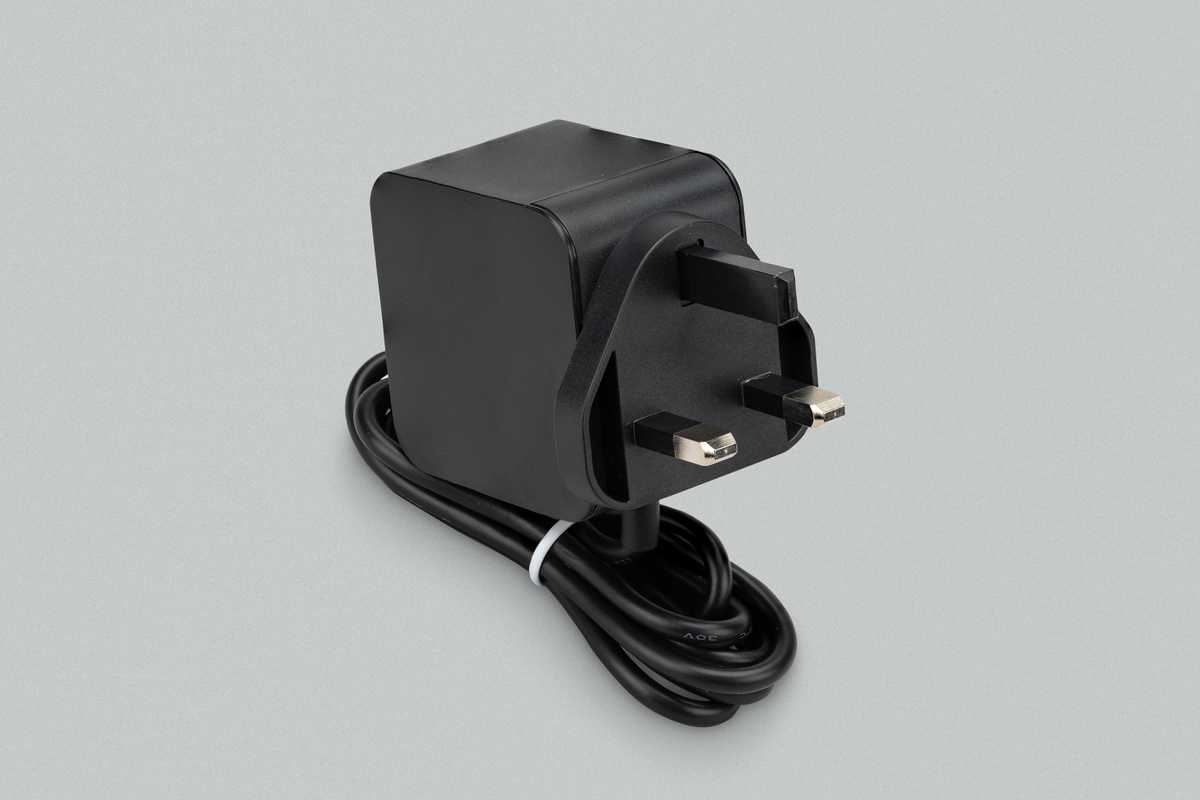 Fuente oficial Raspberry Pi de 27 W negra, fotografiada en su variante británica