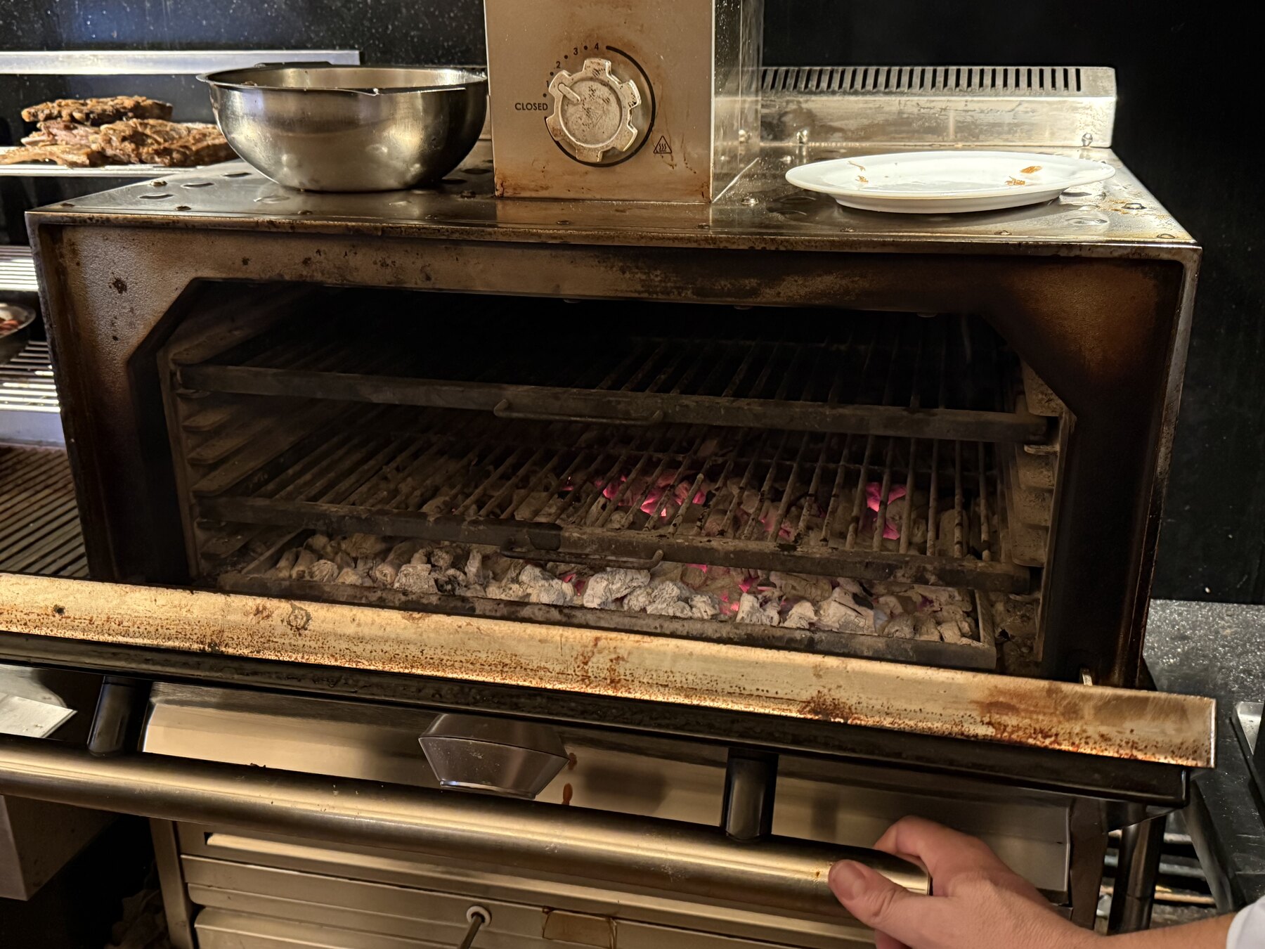 Horno Josper de Llagar Titi abierto, con sus parrillas y brasas visibles
